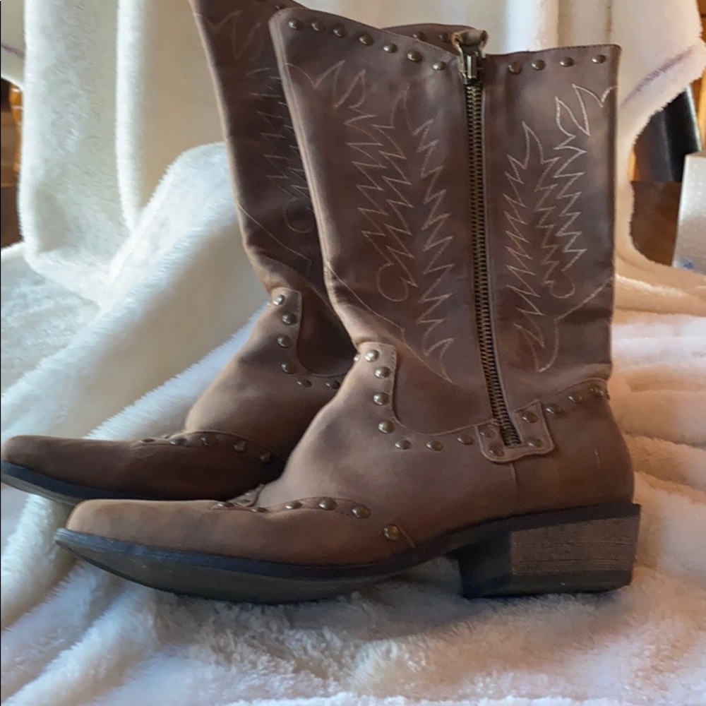 Boots - Picture 3 of 4